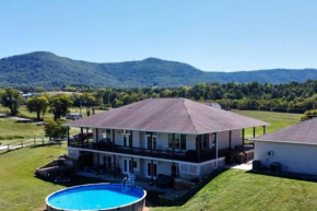 Forbidden Retreat Mountain View Private pool Hot tub Game room Movie theater
